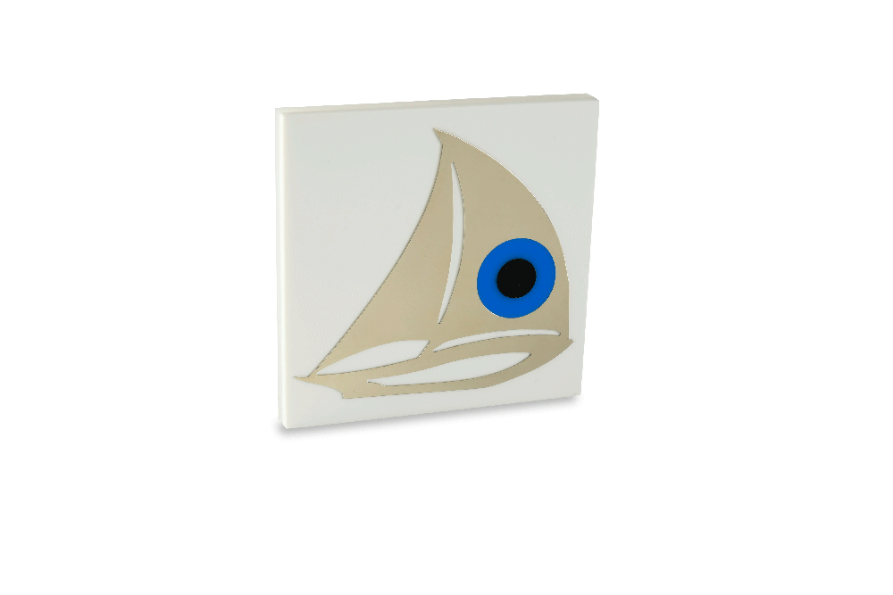 Διακοσμητικό γούρι παιδικό ή σπιτιου με ατσάλι, Καράβι με μάτι πάνω σε λευκό τετράγωνο πλέξι γκλας