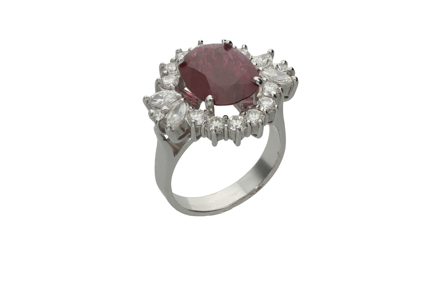 Δαχτυλίδι ροζέτα σε λευκόχρυσο 18Κ χειροποίητη με ένα οβάλ ρουμπίνι που συνοδεύετε από και διαμάντια σε κοπή μπριγιάν και ναβέτες