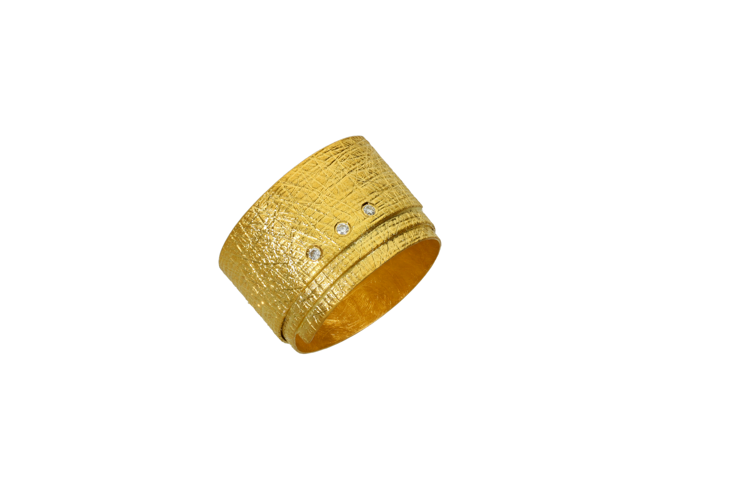 Δαχτυλίδι χειροποίητο σε χρυσό 18Κ με φαρδύ έλασμα ματ με γραμμώσεις που κάνει τρία γυρίσματα φέρει και τρία διαμάντια.