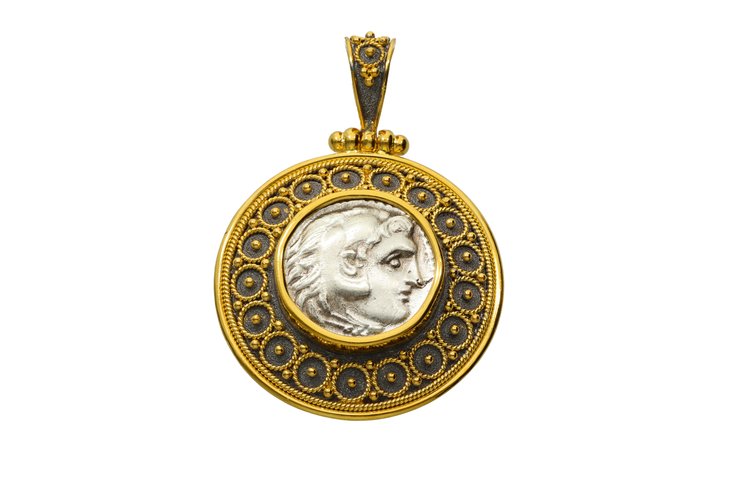 Μενταγιόν σε ασήμι & χρυσό 18Κ με ασημένιο νόμισμα εποχής Αλεξάνδρου (κεφαλή Ηρακλή-3,9γρ) δεμένο σε στρογγυλό μενταγιόν με κυκλικά συρματερά σχέδια