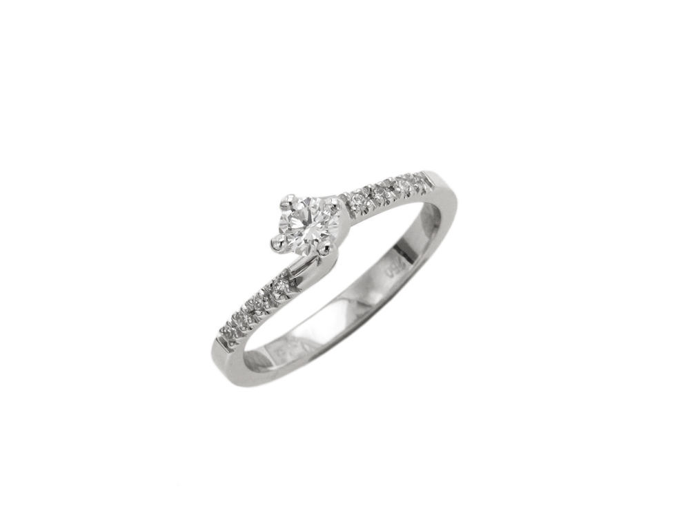 Δαχτυλίδι μονόπετρο αρραβώνων σε λευκόχρυσο 18Κ. Σχέδιο φλόγα με διαμάντι στο κέντρο 0.35 GIA2396933465 και διαμάντια στη γάμπα