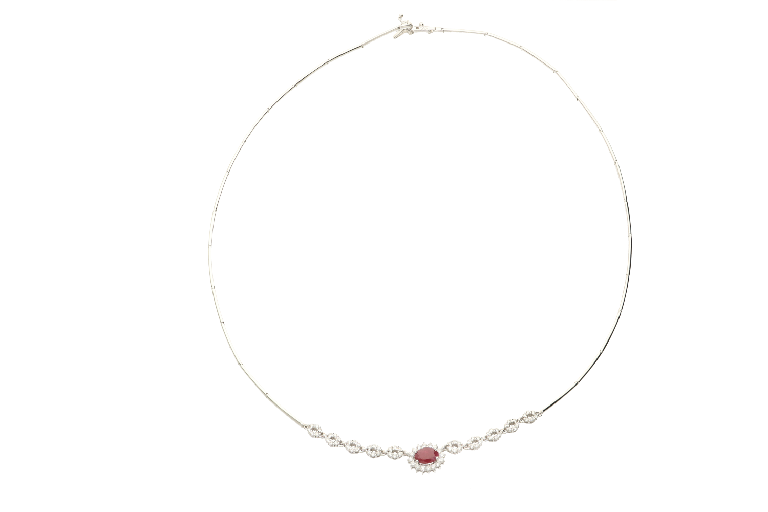 Κολιέ σε λευκόχρυσο 18K με Ροζέτα Οβάλ στο κέντρο και οβαλάκια με διαμάντια και ρουμπίνι.