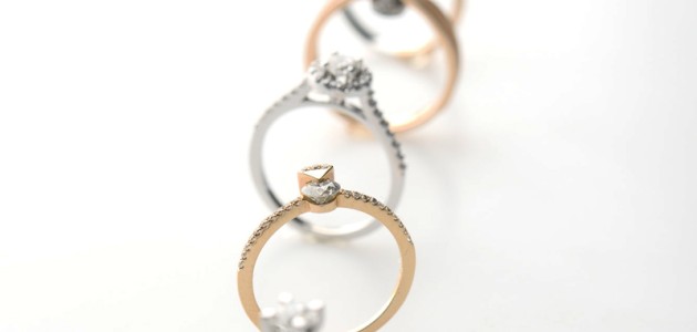 Πώς να διαλέξετε το σωστό μονόπετρο δαχτυλίδι για την αγαπημένη σας.