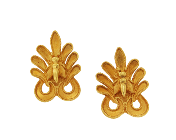 Σκουλαρίκια σε χρυσό 18K, χειροποιήτα, Μέλισσα σε ακροκέραμο, ένα κλασικό ελληνικό μοτίβο από τη Βεργίνα της Μακεδονίας