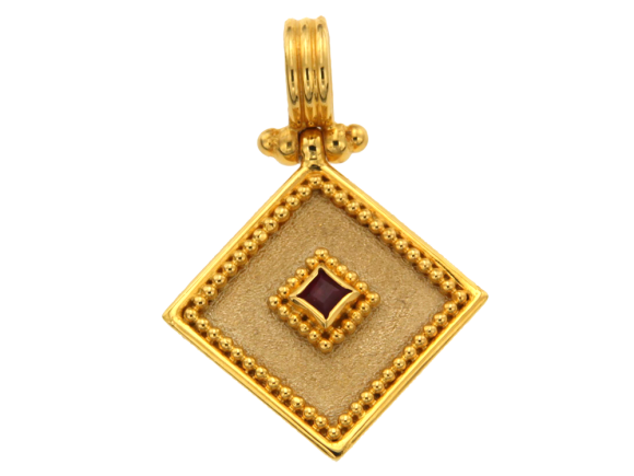 Μενταγιόν σε χρυσό 18Κ Βυζαντινό χειροποίητο, ρόμβος με καρέ ρουμπίνι και κοκκίδωση