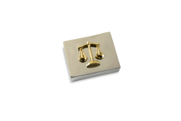 Κουτί σε αλουμίνιο για Δικηγόρους, με ζυγαριά ανάγλυφη σε ορείχαλκο