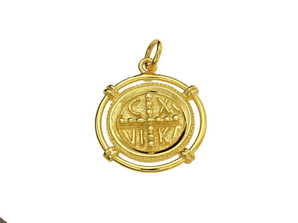 Φυλαχτό σε χρυσό 14Κ Κωνσταντινάτο, στρογγυλό με σταυρό από κοκκίδωση, ανάγλυφο IC XC NIKA και συρμάτινο στεφάνι.