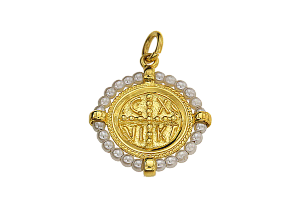 Φυλαχτό σε χρυσό 14Κ Κωνσταντινάτο, στρογγυλό με σταυρό από κοκκίδωση, ανάγλυφο ICXCNIKA και στεφανάκι από συνθ. μαργαριτάρια.