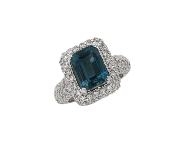 Δαχτυλίδι σε Λευκόχρυσο 18K, Ορθογώνια πολύπετρη ροζέτα με Διαμάντια κοπής μπριγιάν και ένα ορθογώνιο London Blue Topaz. 