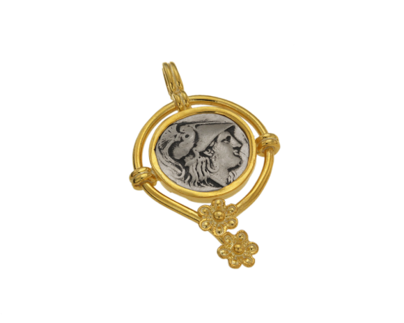 Μενταγιόν σε ασήμι 925° Στεφάνι ανοιχτό με 2 ρόδακες κάτω και νόμισμα με κεφαλή Αθηνάς και Νίκη εποχής Μ. Αλεξάνδρου.