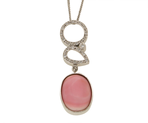 Μενταγιόν χειροποίητο σε λευκόχρυσο 18Κ με διαμάντια κοπής μπριγιάν και ένα οβάλ ροζ όστρακο Καραϊβικής, συλλογή Conch Shell (η αλυσίδα δε συμπεριλαμβάνεται στην τιμή)