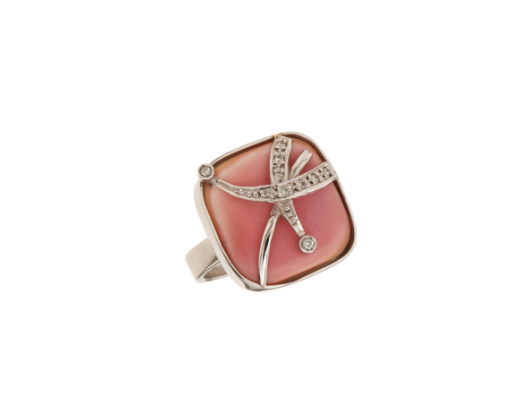 Δαχτυλίδι χειροποίητο σε λευκόχρυσο 18Κ με διαμάντια και ένα τετράγωνο ροζ όστρακο Καραϊβικής, συλλογή Conch Shell