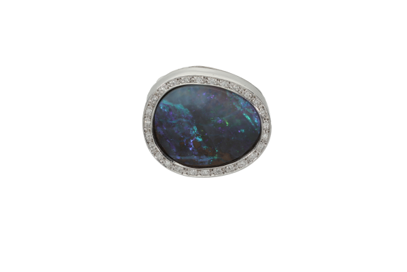 Δαχτυλίδι σε λευκόχρυσο 18Κ με ένα οπάλιο σε μπλε αποχρώσεις και μπριγιάν γύρω γύρω