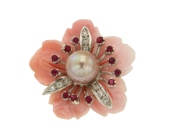 Μενταγιόν χειροποίητο σε λευκόχρυσο 18Κ με μοναδικό σκαλιστό λουλούδι από ροζ όστρακο Καραϊβικής, διαμάντια, ρουμπίνια και ένα ροζ μαργαριτάρι γλυκού νερού, συλλογή Conch Shell