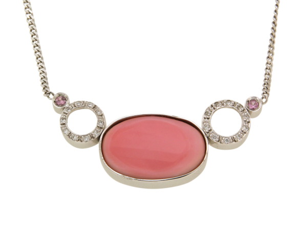 Μενταγιόν χειροποίητο σε λευκόχρυσο 18Κ με διαμάντια κοπής μπριγιάν, ροζ ζαφείρια και ένα οβάλ ροζ όστρακο Καραϊβικής, συλλογή Conch Shell (η αλυσίδα δε συμπεριλαμβάνεται στην τιμή)