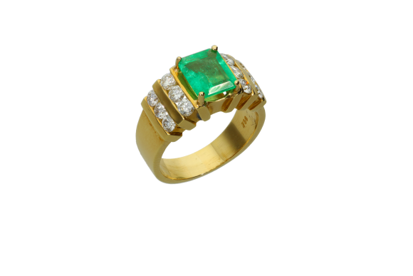 Δακτυλίδι σε χρυσό 18Κ με Σμαράγδι σε emerald cut και τέσσερις κάθετες σειρές από διαμάντια