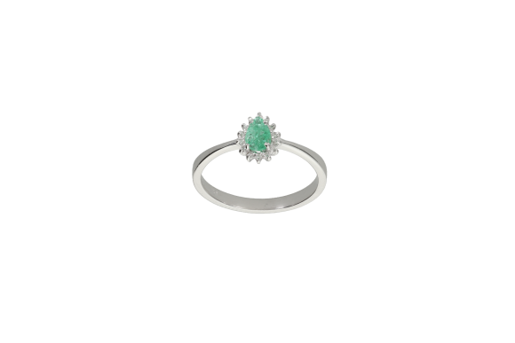 Δαχτυλίδι σε λευκόχρυσο 18Κ ροζετάκι πουάρ με γύρω διαμάντια και στο κέντρο σμαράγδι σε σχήμα σταγόνας.