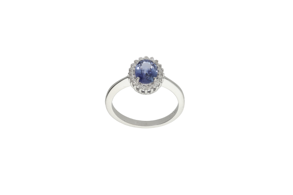 Δαχτυλίδι σε λευκόχρυσο 18Κ ροζέτα οβάλ, κλασσική με γύρω διαμάντια και ένα μπλε ζαφείρι.