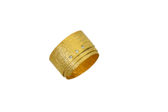 Δαχτυλίδι χειροποίητο σε χρυσό 18Κ με φαρδύ έλασμα ματ με γραμμώσεις που κάνει τρία γυρίσματα φέρει και τρία διαμάντια.