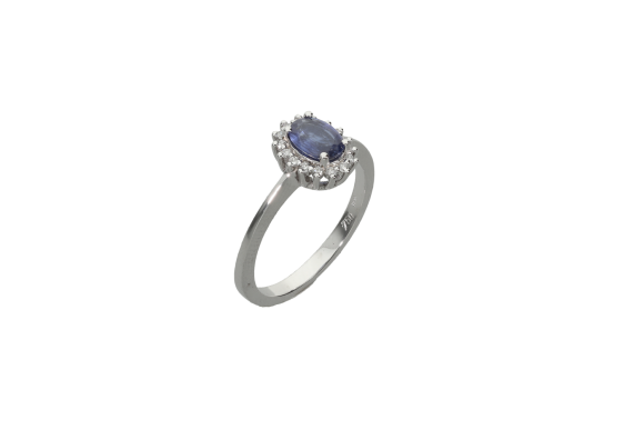 Δαχτυλίδι σε λευκόχρυσο 18Κ Ροζέτα Οβάλ, κλασσική με γύρω διαμάντια και ένα μπλε ζαφείρι.