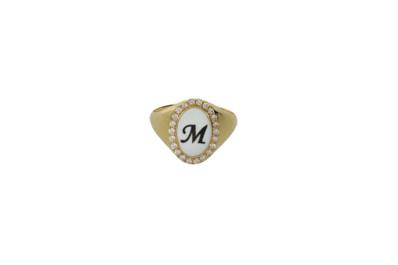 Δαχτυλίδι σε χρυσό 14Κ Σεβαλιέ, οβάλ, μονόγραμμα Μ με λευκό σμάλτο και γύρω ζιργκόν.