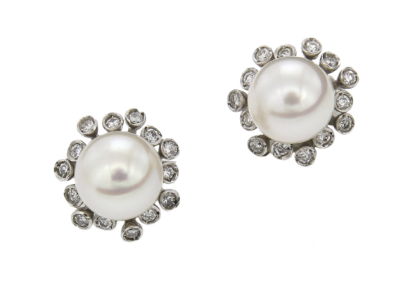 Σκουλαρίκια σε Λευκόχρυσο 18K Λουλουδάκι με Διαμάντια και Μαργαριτάρια Θαλάσσης Akoya  