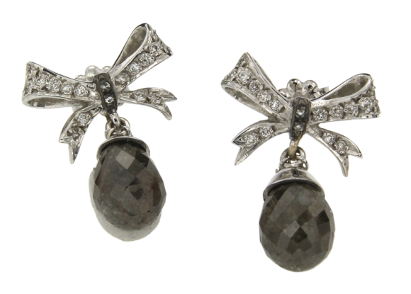 Σκουλαρίκια σε Λευκόχρυσο 18K Φιογκάκια με Διαμάντια και κρεμαστά Κονιάκ Διαμάντια  