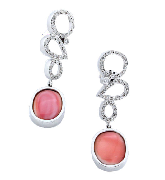 Σκουλαρίκια σε Λευκόχρυσο Κ18 Κρεμαστά με Οβαλ Ροζ Όστρακα Καραϊβικής και  Διαμάντια 