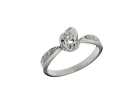 Δαχτυλίδι Μονόπετρο σε Λευκόχρυσο Κ18 με Διαμάντια στο πλάι και ένα μοντέρνο τελείωμα για το κεντρικό Διαμάντι