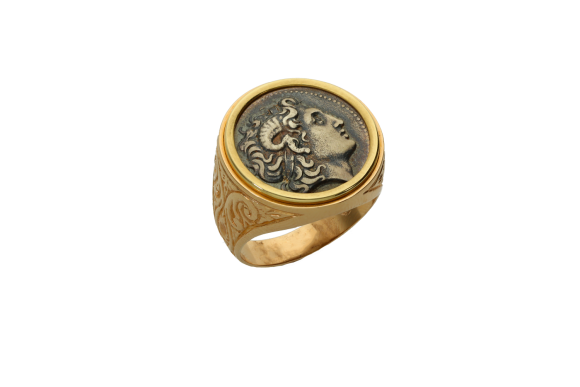 Δαχτυλίδι σε χρυσό 14Κ με σκαλιστά πλάγια και ασημένιο νόμισμα με τον Μ.Αλέξανδρό κερασφόρο