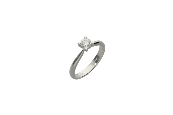 Μονόπετρο δαχτυλίδι αρραβώνων γάμου σε λευκόχρυσο 18Κ τύπου V με λεπτή γάμπα και ένα διαμάντι κοπής μπριγιάν