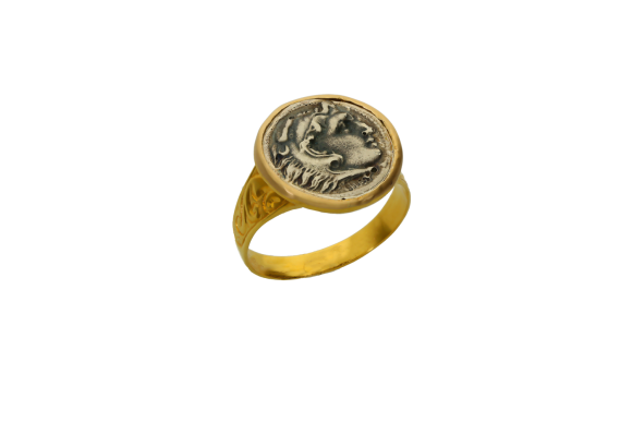 Δαχτυλίδι σε χρυσό 14Κ με πλαινά σκαλίσματα και ασημένιο νόμισμα με τον Μ.Αλέξανδρο με λεοντή