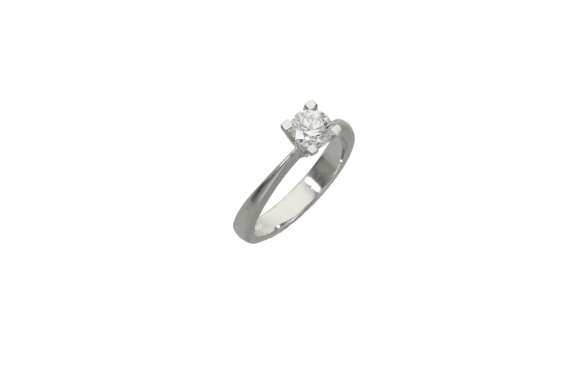 Δαχτυλίδι σε λευκόχρυσο 18Κ μονόπετρο με τετράγωνη βάση τύπου βε (V) πομπέ γάμπα και διαμάντι κοπής brilliant με πιστοποίηση GIA.