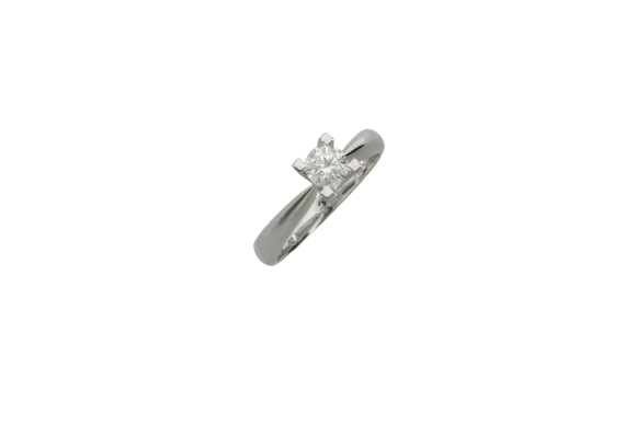 Μονόπετρο δαχτυλίδι αρραβώνων σε λευκόχρυσο 18Κ κλασσικό σχέδιο με ντεγκραντέ γάμπα και τετράγωνο καστόνι με Διαμάντι