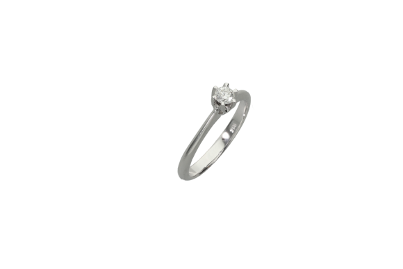 Δαχτυλίδι αρραβώνων σε λευκόχρυσο 18Κ μονόπετρο αμερικέν με λεπτή πυραμιδέ γάμπα και διαμάντι.
