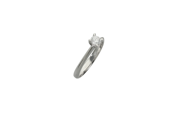 Δαχτυλίδι μονόπετρο αρραβώνων σε λευκόχρυσο 18Κ V λεπτό με μαχαιρωτή λεπτή γάμπα και διαμάντι.