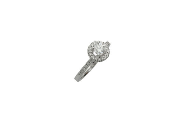 Δαχτυλίδι σε λευκόχρυσο 18Κ μονόπετρο σε ροζέτα halo με μικρά διαμάντια στην περίμετρο και στο κέντρο διαμάντι πιστοποιημένο από τo GIA