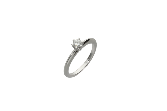 Δαχτυλίδι μονόπετρο σε λευκόχρυσο 18Κ σχέδιο Αμερικέν με γεμάτη στρογγυλεμένη γάμπα και διαμάντι