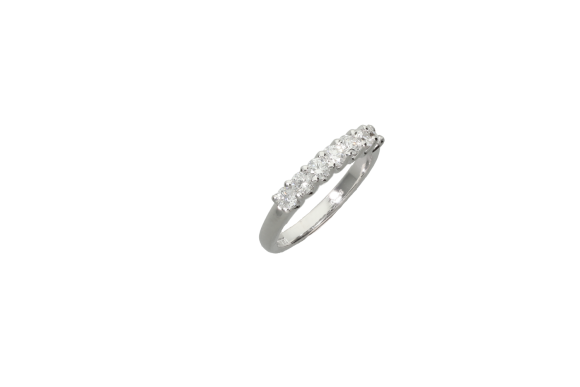 Δαχτυλίδι σε λευκόχρυσο 18Κ συνεχόμενα V με διαμάντια κοπής μπριγιάν.