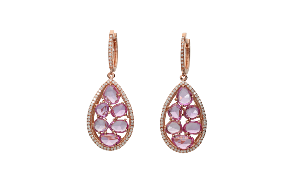 Σκουλαρίκια σε ροζ χρυσό 18Κ κρίκοι λεπτοί με κρεμαστές σταγόνες με διαμάντια και ακανόνιστου μεγέθους ροζ ζαφείρια.