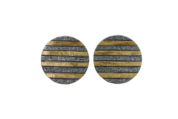 Σκουλαρίκια σε μαύρο ασήμι και χρυσό 18Κ με ένα στρόγγυλο μοτίφ με οριζόντιες ρίγες