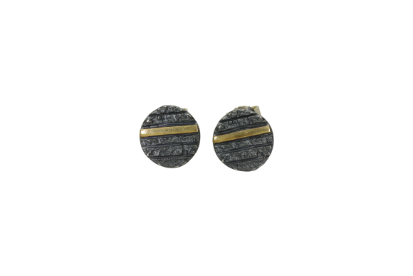 Σκουλαρίκια σε μαύρο ασήμι και χρυσό 18Κ με ένα στρόγγυλο μοτίφ με οριζόντιες γραμμές