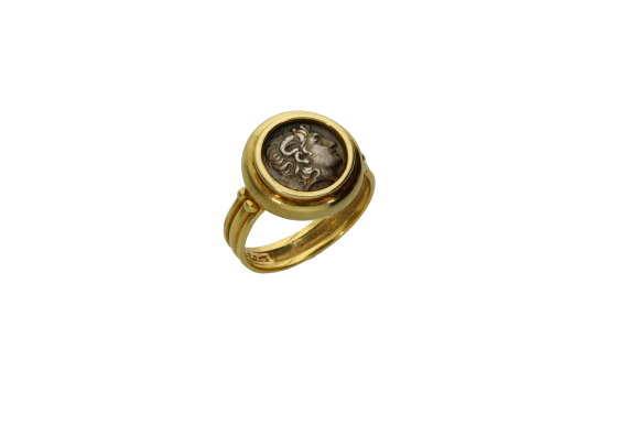 Δαχτυλίδι σε χρυσό 14Κ με ριγωτή γάμπα και ασημένιο νόμισμα με τον Μ.Αλέξανδρο 