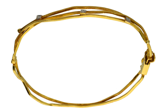 Βραχιόλι χειροπέδα σε χρυσό 18Κ, χειροποίητο από κυματιστές βέργες και καρέ από λευκόχρυσο με διαμάντια