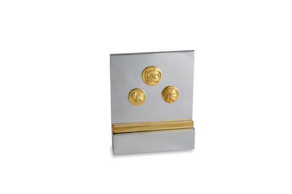 Αναμνηστική πλακέτα διακοσμητική, σταντ σε αλουμίνιο με μπρούντζινη λωρίδα και Νομίσματα ασήμι 925° επίχρυσα Μακεδονικής Δυναστείας, με κεφαλές Μ.Αλεξάνδρου, Αθηνάς και Διός.