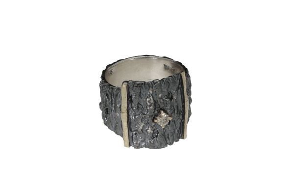 Δαχτυλίδι δίχρωμο από μαύρο ασήμι και χρυσό 18Κ φαρδύ με ανάγλυφη επιφάνεια και στο κέντρο ένα λαμπερό καφέ διαμάντι κοπής μπριγιάν