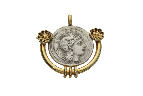 Μενταγιόν σε ασήμι 925° με στεφάνι ημικύκλιο επίχρυσο με χαλκά διπλό με δύο ρόδακες επάνω και νόμισμα Ηράκλειας, Σικελίας με Κεφαλή Αθηνάς και πίσω Ηρακλής.