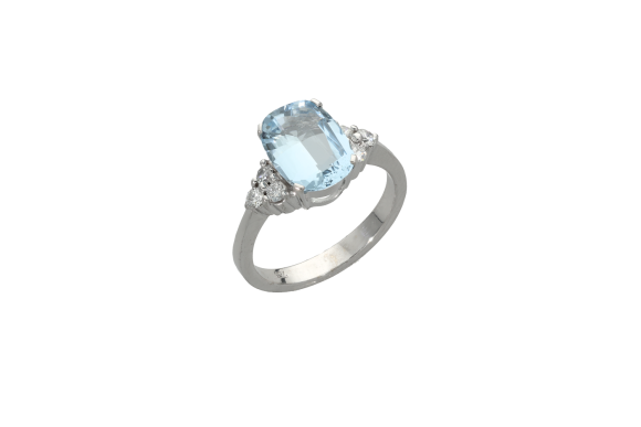 Δαχτυλίδι σε λευκόχρυσο 18Κ λεπτή τετραγωνισμένη ντεγκραντέ γάμπα με διαμάντια στα πλάγια και στο κέντρο ακουαμαρίνα cushion.