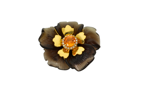 Μενταγιόν σε χρυσό 18Κ χειροποίητο με λουλούδι σκαλισμένο από καπνία και ροζέτα στο κέντρο με Mandarine garnet και διαμάντια