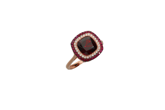 Δαχτυλίδι σε ροζ χρυσό 18Κ ροζέτα σε καρέ με ρουμπίνια, διαμάντια και γρανάδα.